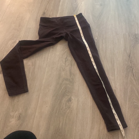 Aritzia TNA maroon coloured skinny leggings - Picture 5 of 11